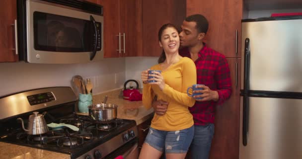 밀레니엄 부부는 커피를 마시고 부엌에서 장난기있게 키스를 합니다 아프리카 미국인 — 비디오