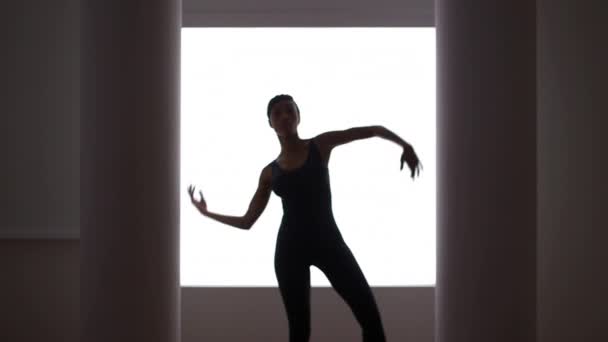 窓の前で踊るフォーカス ウーマン — ストック動画