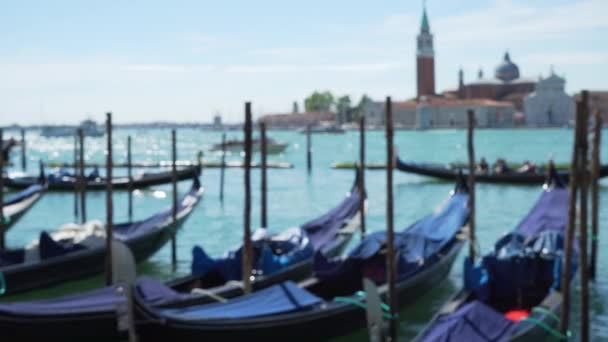 Dekat Venesia Gondolas Berlabuh Terusan Besar Bawah Langit Cerah Gondoliers — Stok Video