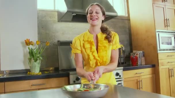 女は台所で善を行う — ストック動画
