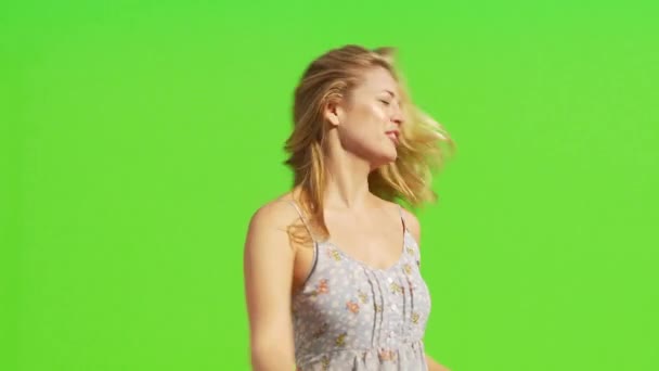 Femme Souriant Caméra Tournant Avec Les Bras Tendus — Video