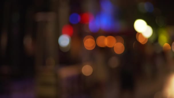 Фонова Плита Фокус Вулиці Міста Тротуару Вночі Пішоходами Розмитий Фон — стокове відео