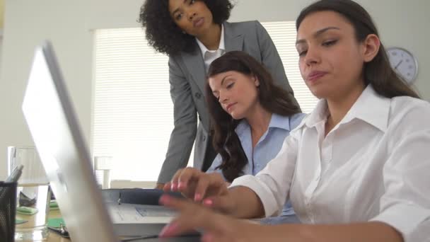 Gruppe Unterschiedlicher Geschäftsfrauen Arbeitet Laptop Zusammen — Stockvideo