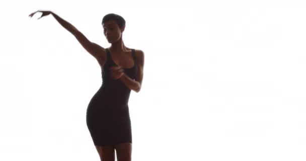 Kobieta Skóra Mocno Czarny Sukienka Taniec Zwolnionym Tempie — Wideo stockowe