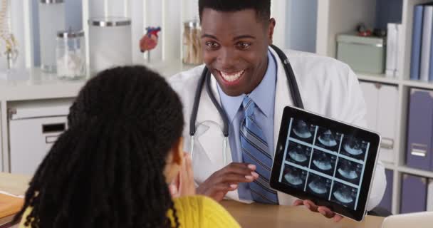 Afro Amerikai Nőgyógyász Tabletta Segítségével Ultrahang Betegre Információs Pultnál — Stock videók