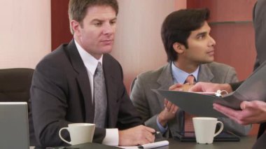 Ofiste iş arkadaşlarınıza konuşan işadamı