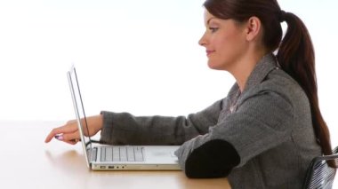 Dizüstü bilgisayarda çalışan iş kadınlarının profil görünümü