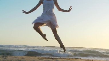 Dans eden genç bir kadınla Sahil Balesi