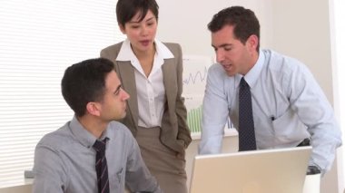 Masada çalışan çok ırklı iş adamları