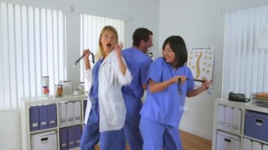 Doktorlar ofiste dans ediyor.