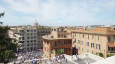 Roma 'daki İspanyol Merdivenleri' nin üzerindeki kalabalık şehir manzarası. Ünlü merdivenlerin altındaki Avrupa binalarının odak alanı dışında