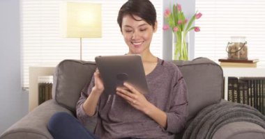 Çinli kadın kanepede tablet kullanma