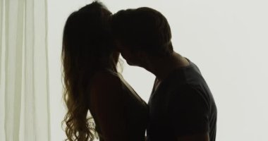 Irklar arası ilişkilerin silueti.