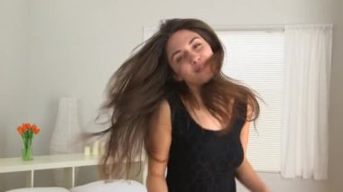 Genç beyaz kadın müziği hissediyor.