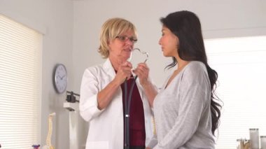 Doktor Japon hastanın kalbini kontrol ediyor.