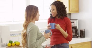 Mutfakta kahve içme Japon ve siyah arkadaşlar