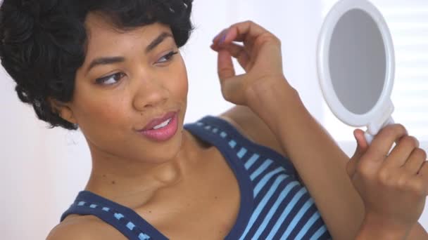 Mujer Negra Sonriendo Guiñando Ojo Espejo Mientras Fija Cabello — Vídeo de stock