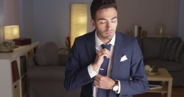 Atraktivní Hispánec Tančící Obleku — Stock video