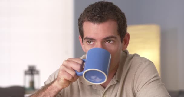 Man Dricker Kaffe Medan Man Tittar Bort — Stockvideo