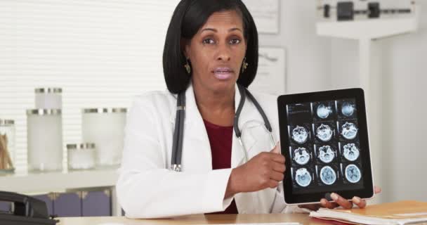 Senior Médico Mujer Negra Escuchando Explicando Los Rayos Cerebrales — Vídeo de stock