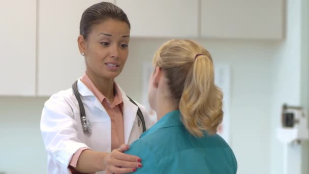 Kobieta Lekarz Rozmawia Pacjentem — Wideo stockowe
