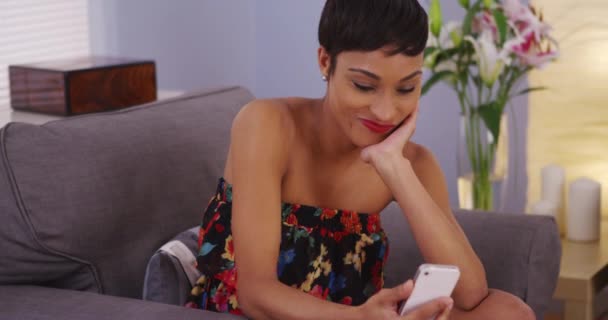 Güzel Siyah Kadın Akıllı Telefondan Web Kamerası Kullanıyor — Stok video