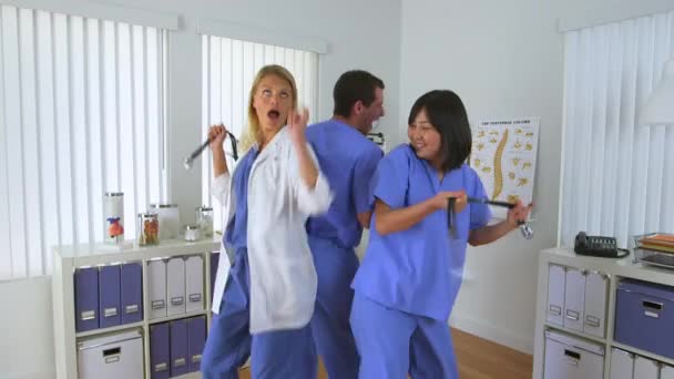 Egy Csapat Orvos Táncol Irodában — Stock videók