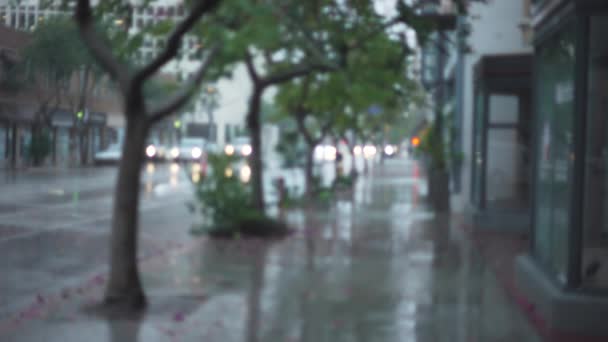 背景緑の画面やクロマキーのための通りを歩いて傘を持つ付随的な人と非常に雨の街の通りのプレート 合成やキーのためのフォーカスやフォーカスを外して撮影しました — ストック動画