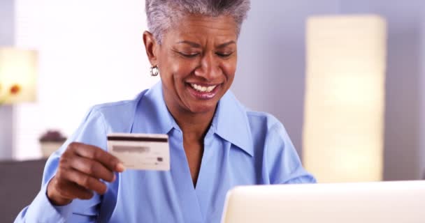 快乐成熟的非洲女人在网上买东西 — 图库视频影像
