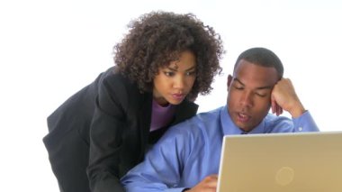 Dizüstü bilgisayarda çalışan iki iş adamı