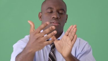 Afrikalı Amerikalı İşadamı iş arkadaşlarına karşı bir obje tanımladı