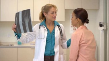 kadın doktor hasta ile konuşmak