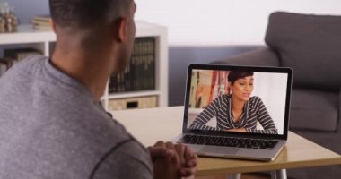 Afrikalı kardeşler laptopta görüntülü sohbet ediyorlar.