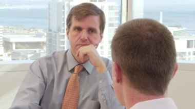 Ofiste konuşan iki iş adamına yakın durun.