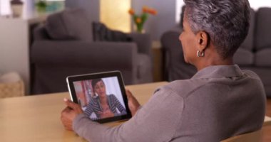 Olgun Afrikalı kadın torunu ile tablet üzerinde söz