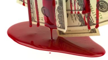 100 dolarlık banknotlardan oluşan bir grup kan damlıyor.