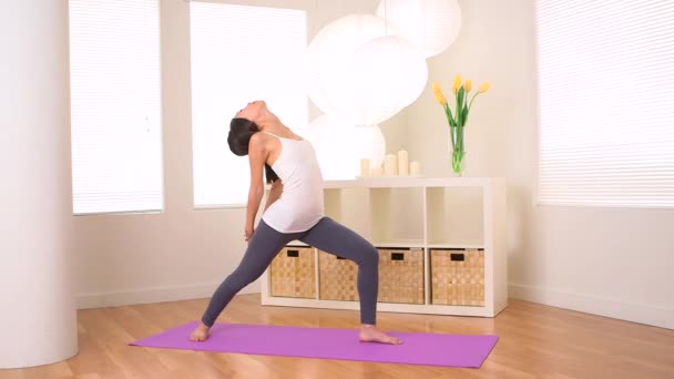 Asyalı Kadın Yoga Yaparken — Stok video