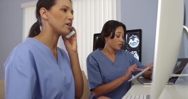 Dos Mujeres Del Personal Médico Que Trabajan Equipo Utilizando Tecnología — Vídeos de Stock