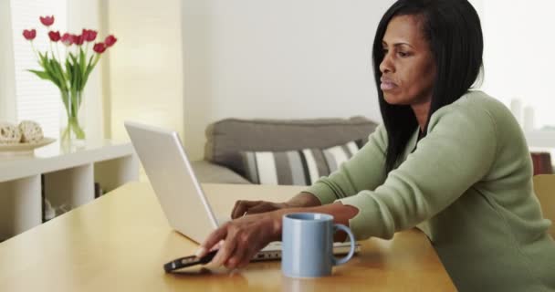 高级黑人妇女在手提电脑上打字 — 图库视频影像