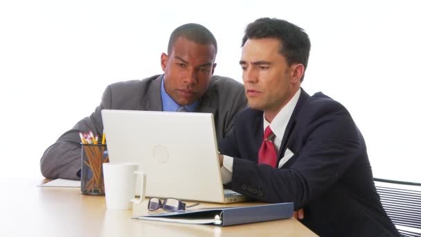 Twee Zakenmannen Die Samen Aan Computer Werken — Stockvideo