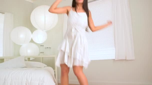 Mujer Hispana Bailando Vestido Blanco Cama — Vídeo de stock