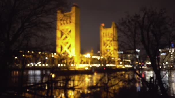 Rozostřené Video Pozadí Desky Sacramento Tower Bridge Noci Vidět Břehu — Stock video