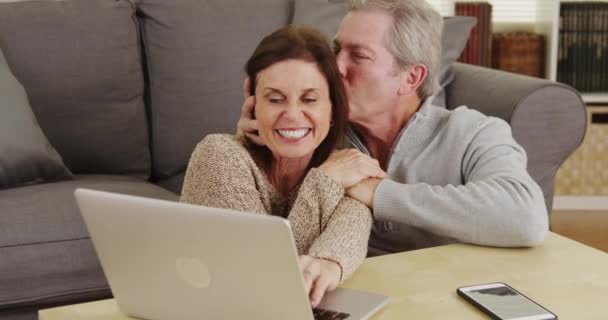快乐的老夫妇在客厅里用笔记本电脑 — 图库视频影像