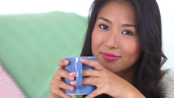 Japansk Kvinna Som Håller Sin Kaffemugg — Stockvideo