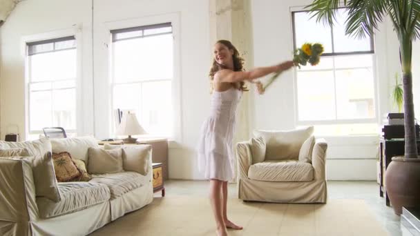 Mulher Dançando Com Girassóis — Vídeo de Stock