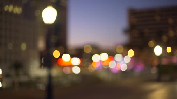 市内の歩道のダウンタウンに街灯とボケの都市照明のフォーカス背景プレートから 緑の画面構成のためのぼやけたビデオの背景 — ストック動画