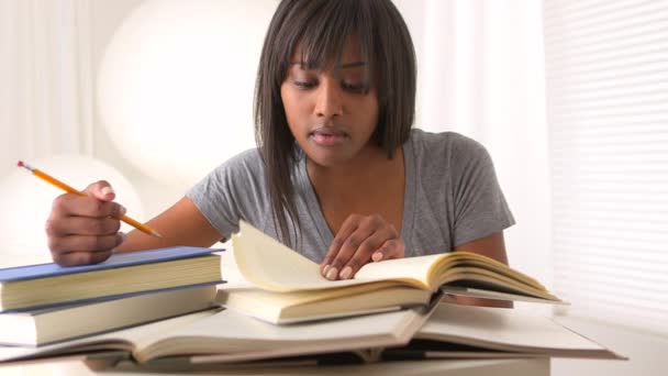 Αφρικανική Γυναίκα Που Διαβάζει Και Κρατάει Σημειώσεις — Αρχείο Βίντεο