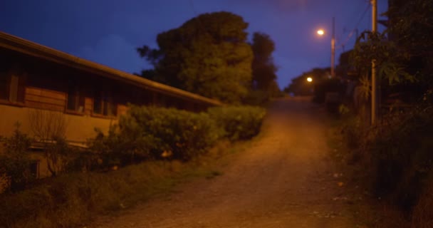 コスタリカの空の未舗装道路の焦点ビデオの背景のうち 雷のオーバーヘッド 合成のための農村部での雷雨のぼやけた背景プレート — ストック動画