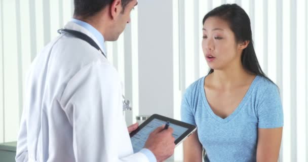 西班牙裔医生亚洲患者提问 — 图库视频影像