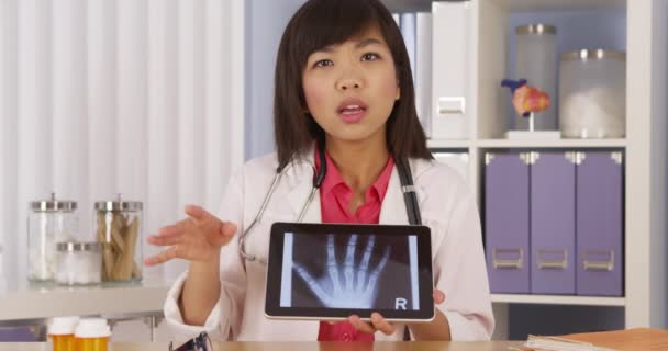 Médecin Chinois Allant Loin Radiographie Main — Video